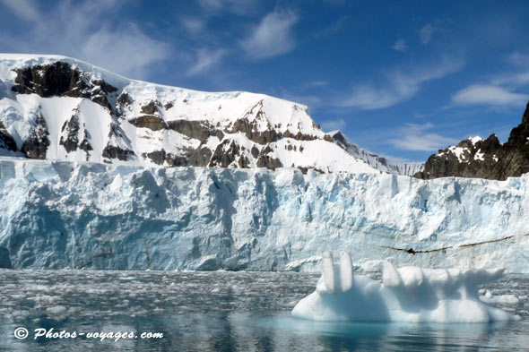 paysage antarctique glacier et moraine piégée