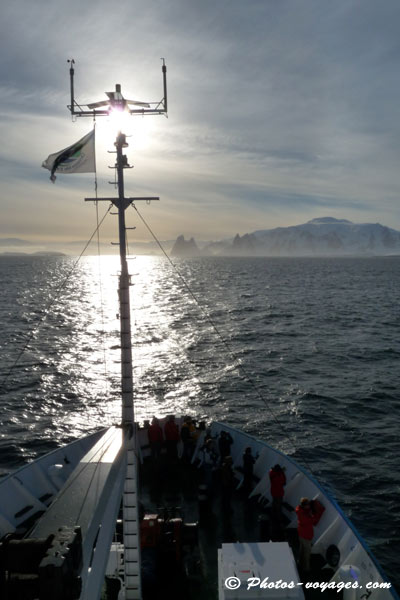 péninsule antarctique au soleil levant
