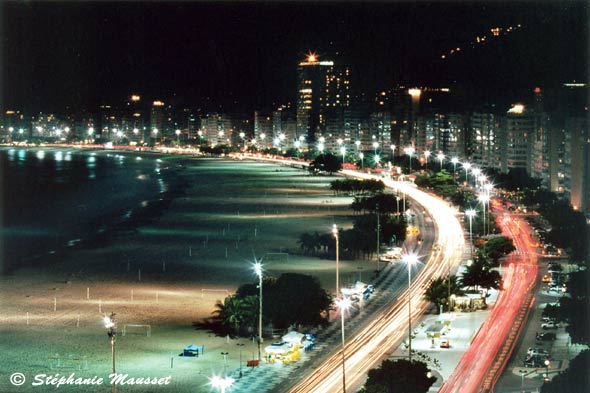 nuit et jeu de lumières à Copacabana Rio de janeiro