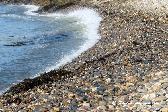 Photo de vague se brisant sur galets d'une plage bretonne