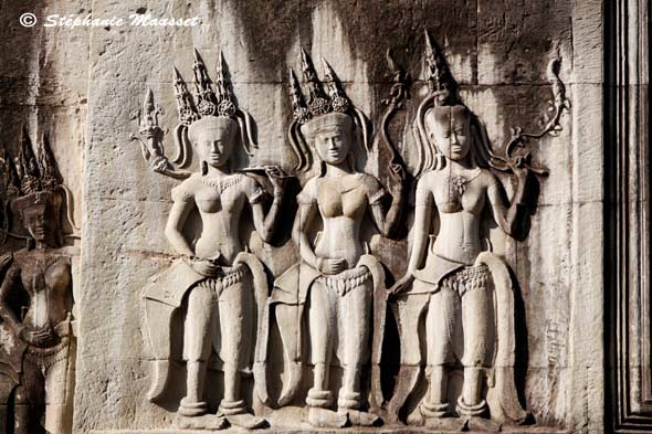devatas bas relief d'Angkor vat au Cambodge