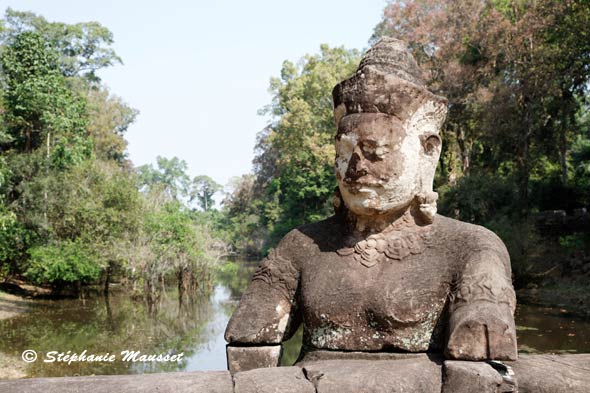 Douves et géant gardien du temple Preah Khan