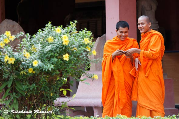 deux moines en habits orange rigolent