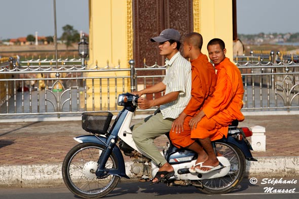 Bonzes cambodgiens à moto
