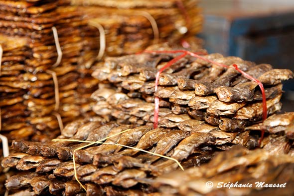 vente de balots de poissons séchés sur le marché