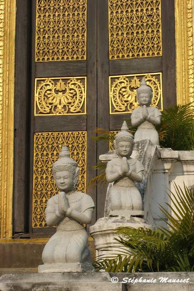 statues de prière du palais royal