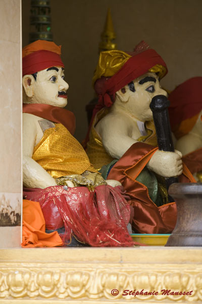 statues à l'effigie d'hommes aux habits colorés