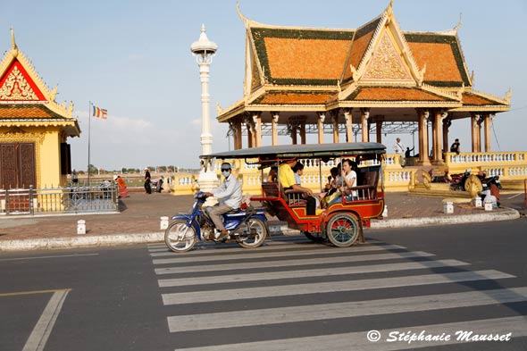 se déplacer en tuk-tuk à Phnom penh