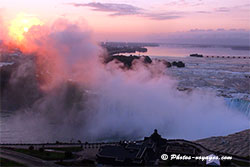 Lever de soleil sur les chutes Niagara