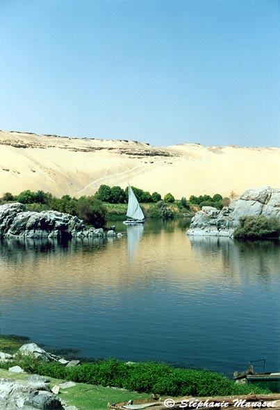 reflet de paysage dans les eaux du Nil egyptien