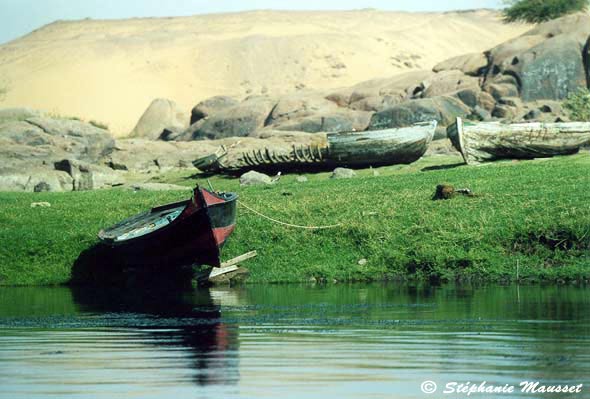 vieux bateaux sur les rives du Nil en Egypte