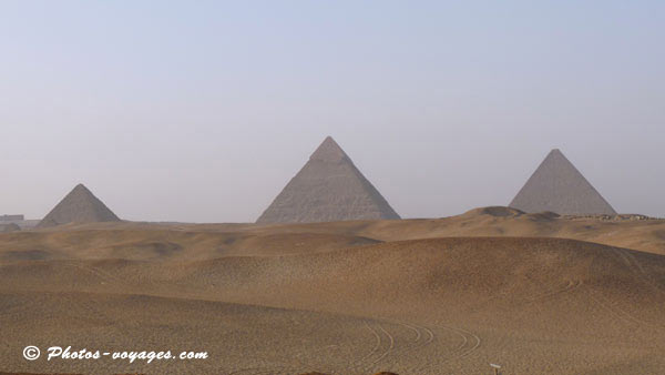 Pyramides de Gizeh observées depuis le désert