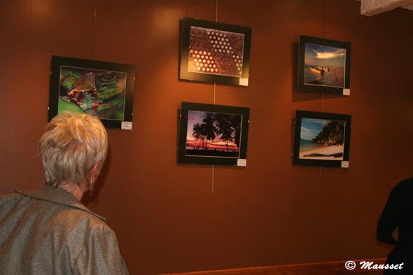 Cadres photos sur cimaise pendant l'exposition