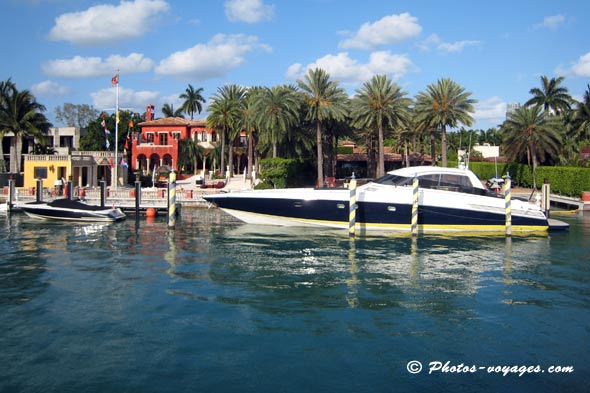 Bateau de luxe devant une villa de star island à Miami
