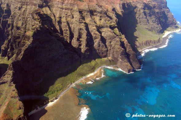 vue d'hélicoptère de la côte Napali d'Hawaii