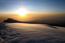 Lever de soleil au sommet du Kilimandjaro vue sur le Mawenzi