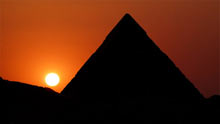 Coucher de soleil pyramide d'Egypte