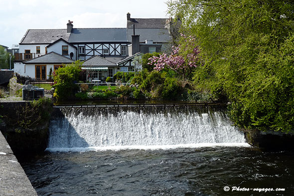 Rivière Corrib à Galway en Irlande