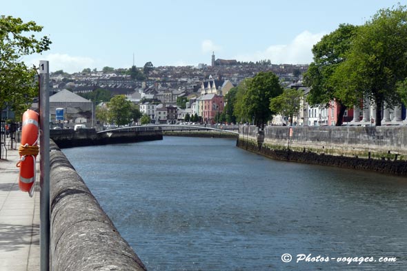 Pont et rivière à Cork en Irlande