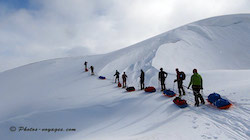 File de skieurs avec pulka