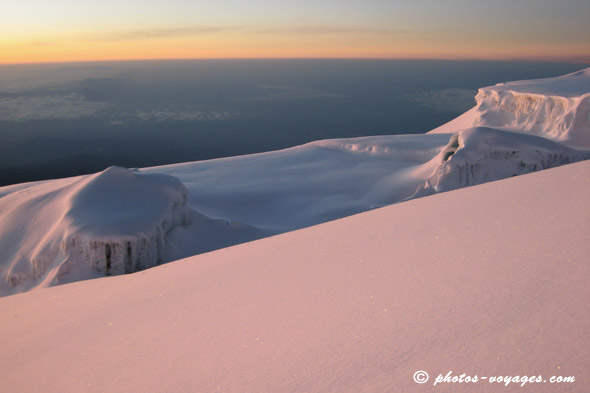 glacier du sommet du kilimandjaro au lever du jour