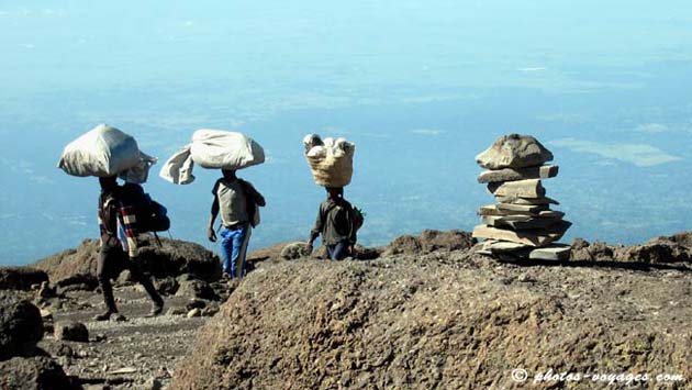 Porteurs au Kilimandjaro