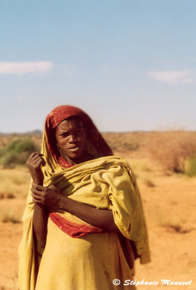 jeune fille mauritanienne en habit traditionnel