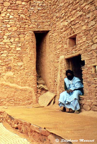 bédoin mauritanien assis devant la bibliothèque de Chingetti