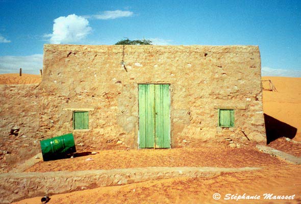 Maison porte verte dans le Sahara