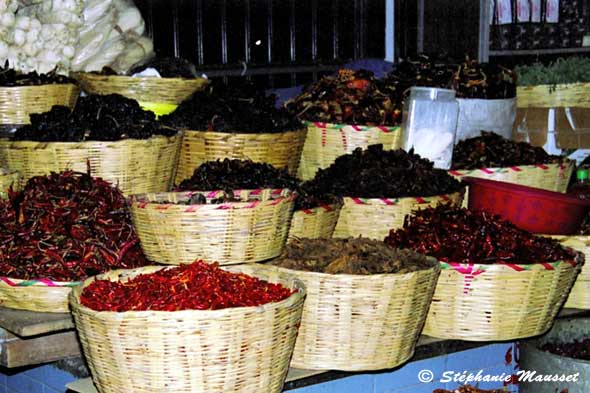 paniers remplis de piments et épices au Mexique