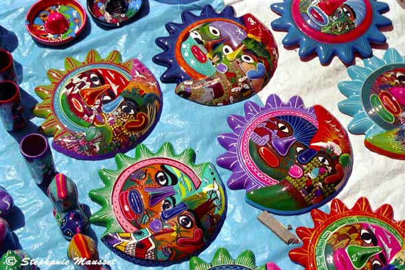 objet artisanal du Mexique lune et soleil colorés