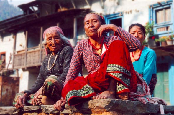 Trois femmes népalaises d'un village de montagne