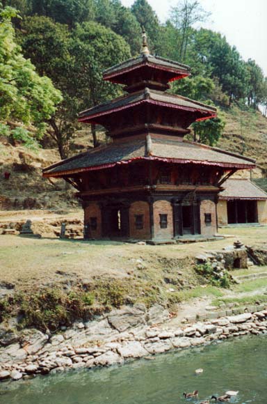 Temple Panauti au Népal en bord de rivière