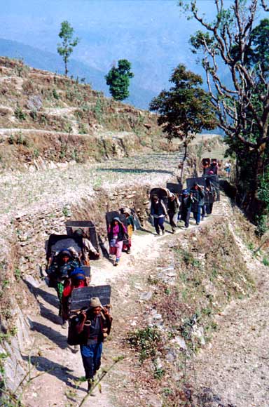 transport d'ardoises par des népalais