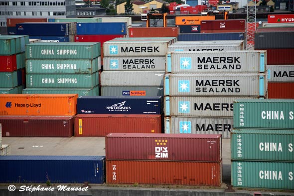 Containers stockées dans le port