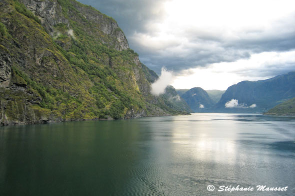Fjord Aurland en Norvège