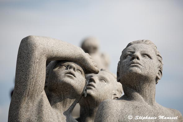 Sculpture enfants au regard vers le ciel de Vigeland