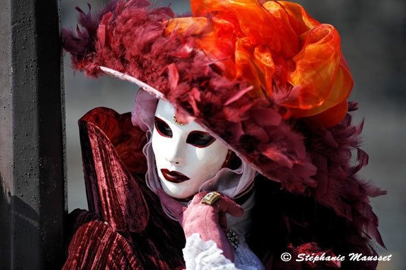 masque blanc chapeau rouge carnaval vénitien de paris
