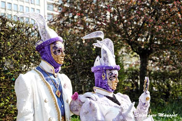 costume blanc violet et miroir au carnaval vénitien de paris
