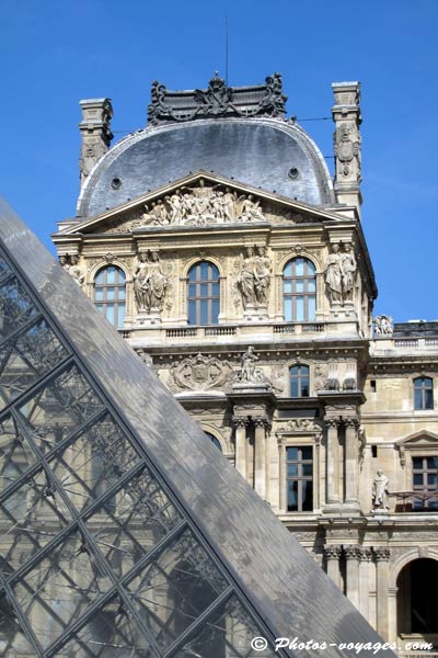 Le musée du Louvre à travers la pyramide
