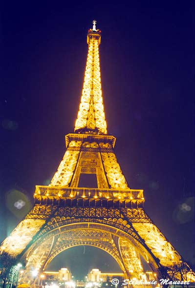Tour Eiffel de Paris éclairée la nuit