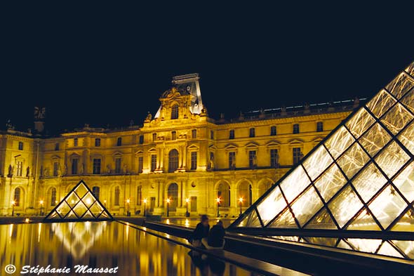 pyramid le louvre