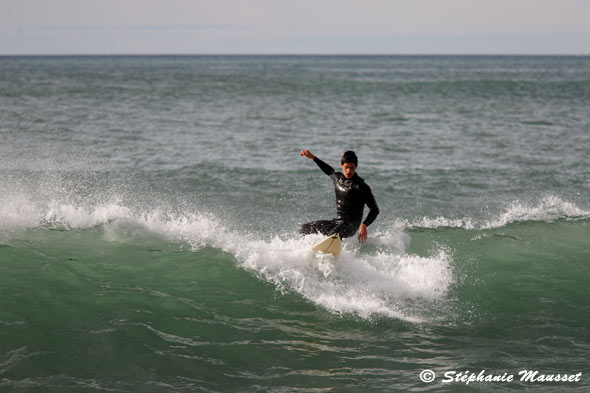 Surfeur sur une vague de l'Atlantique