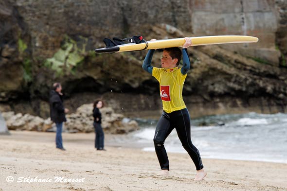 Jeune garçon apprenant à faire du surf à Biarritz