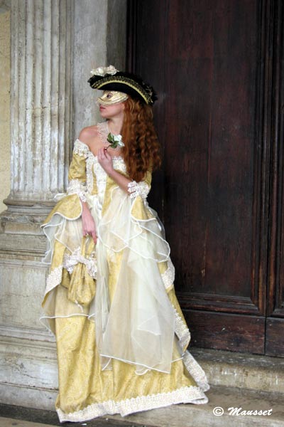 femme en pose théâtrale au carnaval de Venise