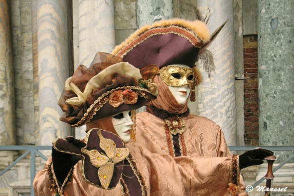 couple masqué et déguisé au carnaval de Venise