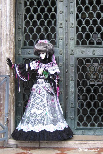 femme en robe au carnaval de Venise