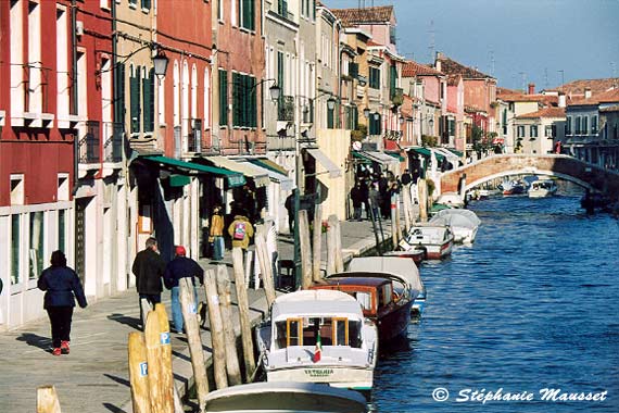 Rue animée de l'île Murano à Venise