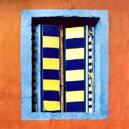 Fenêtre jaune et bleue sur fond orange à Burano Venise