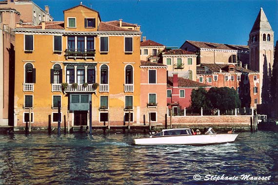 Bateau sur le grand canal de Venise